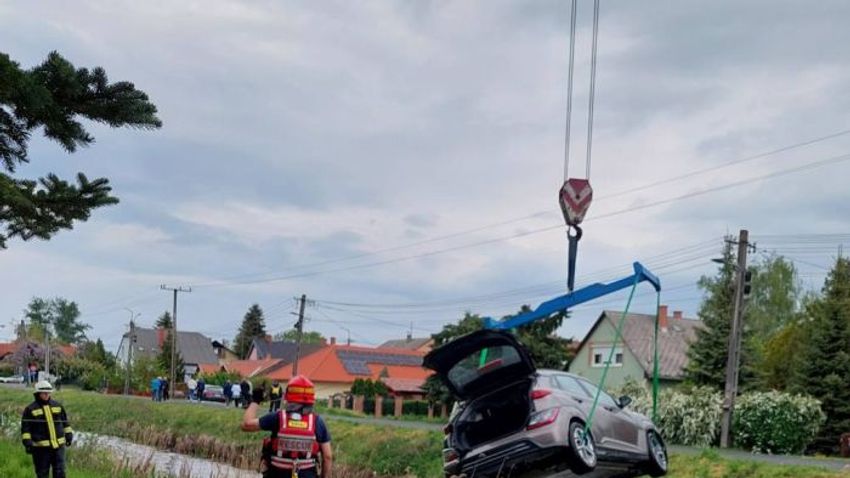 „Életre kelt az autó és belegurult a patakba”: búvárok mentettek egy vízben elsüllyedt autót Balatonbogláron – Galéria
