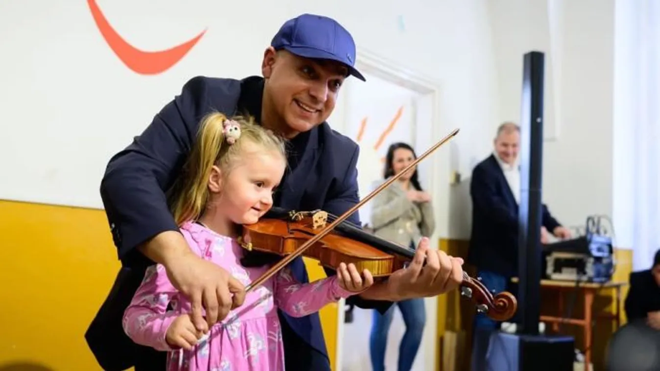 „Az őszinte mosolyuk volt a legszebb köszönet” - Mága Zoltán rengeteg családot tett boldoggá