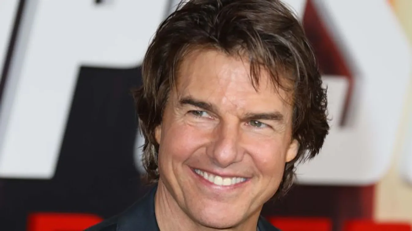 Tom Cruise a fellegekben tartja dögös, új barátnőjét