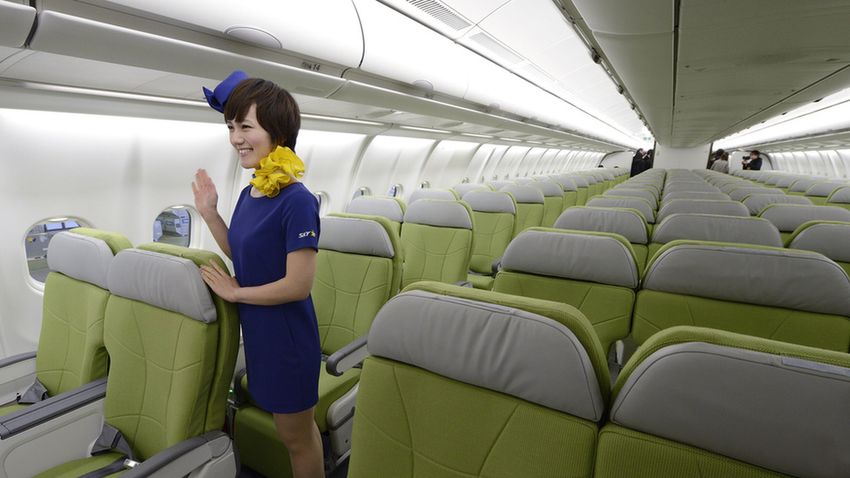 Miniszoknyában a Skymark légiutas-kísérői