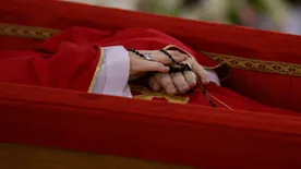 Szívbemarkoló: Itt vannak az első fotók Ferenc pápa nyitott koporsójáról