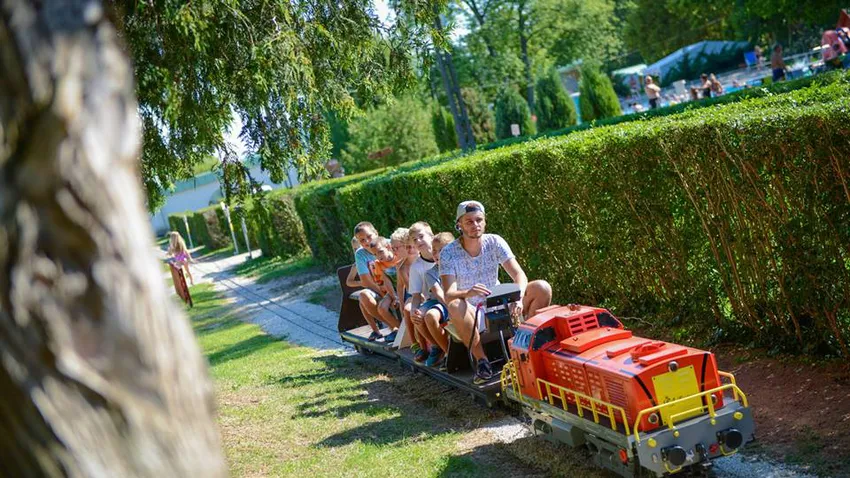 Már kanyarog a kisvasút az Igali Gyógyfürdő parkjában