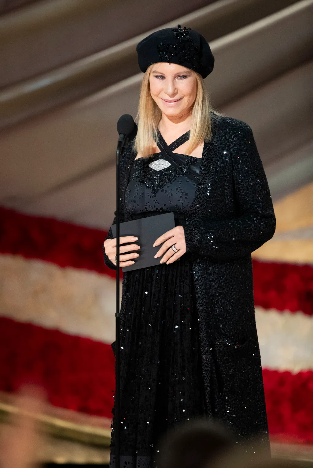 Barbra Streisand a 2018-as Oscar-gálán. Karrierje során kétszer vehette át a szobrot: 1969-ben a Funny Girl című musical női főszereplőjeként; 1977-ben, pedig a a legjobb betétdal díját nyerte el az 1977-es Csillag születik című film Evergreen című daláért (Fotó: Craig Sjodin)