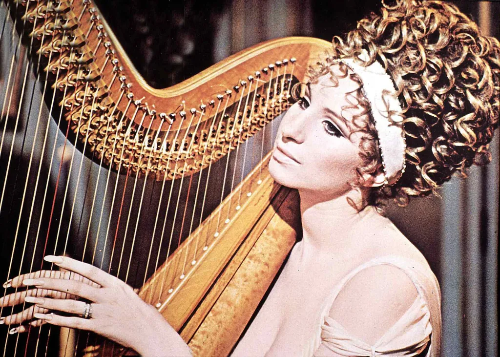 Streisand 1970-ben, az Egy tiszta nap szembenézhetsz az örökkévalósággal című filmben. Egyedülálló karizmájával mindenkit elvarázsolt színésznőként és énekesnőként is (Fotó: United Archives)