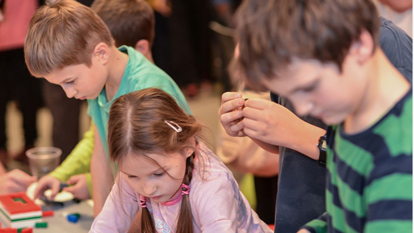 Táblagépekkel vezérelhető LEGO modellek a Kockakiállításon