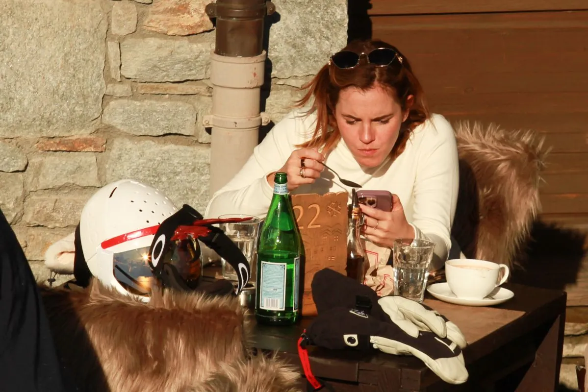 Exclusif - Prix spécial - No web - Emma Watson passe des vacances en célibataire à Courchevel avec des amis, loin de son dernier compagnon Kieran Brown