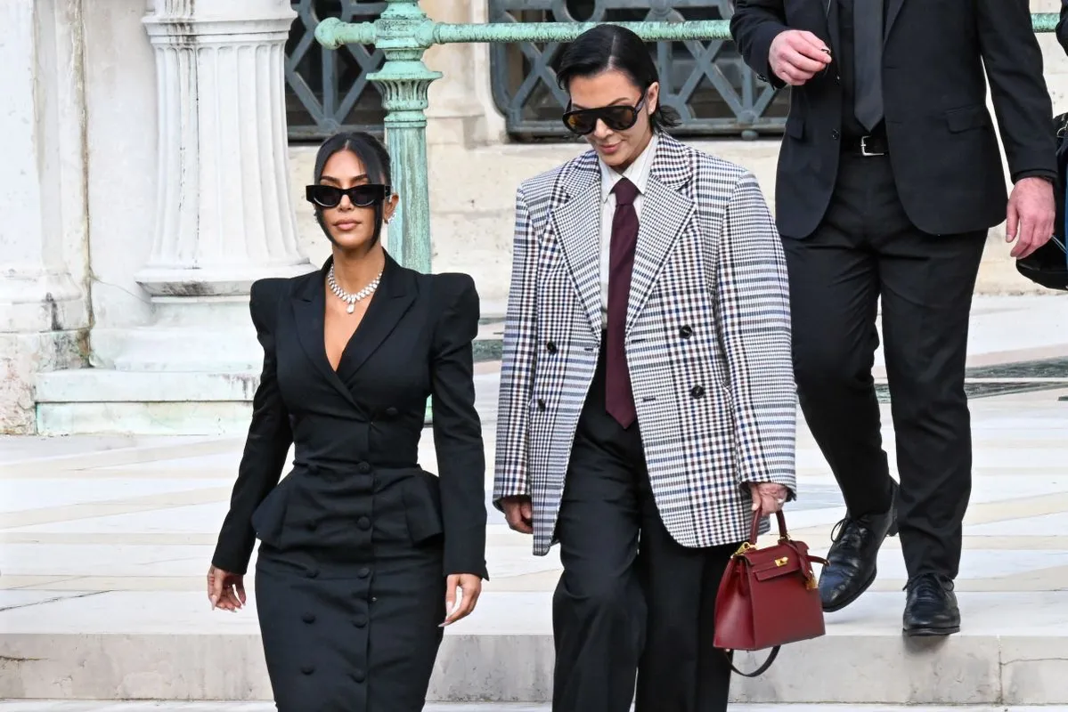 Kim Kardashian-t édesanyja, Kris Jenner is elkísérte a tárgyalásra