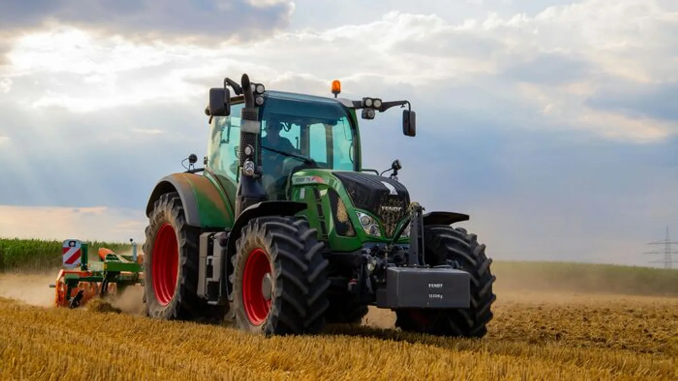 Most jött a rendkívüli hír: traktor és vonat ütközött, sok a sérült
