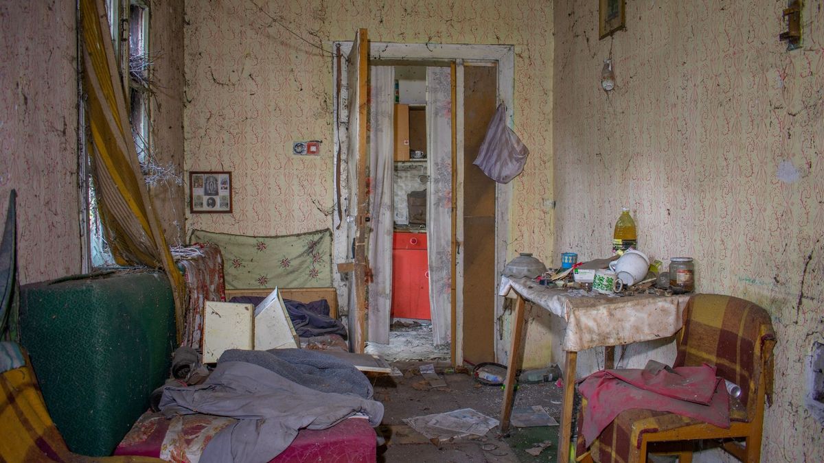 Szilvalekvár a szekrényen, rácsos ágy a szobában: mindent hátrahagyva tűntek el a főút menti ház lakói - galéria