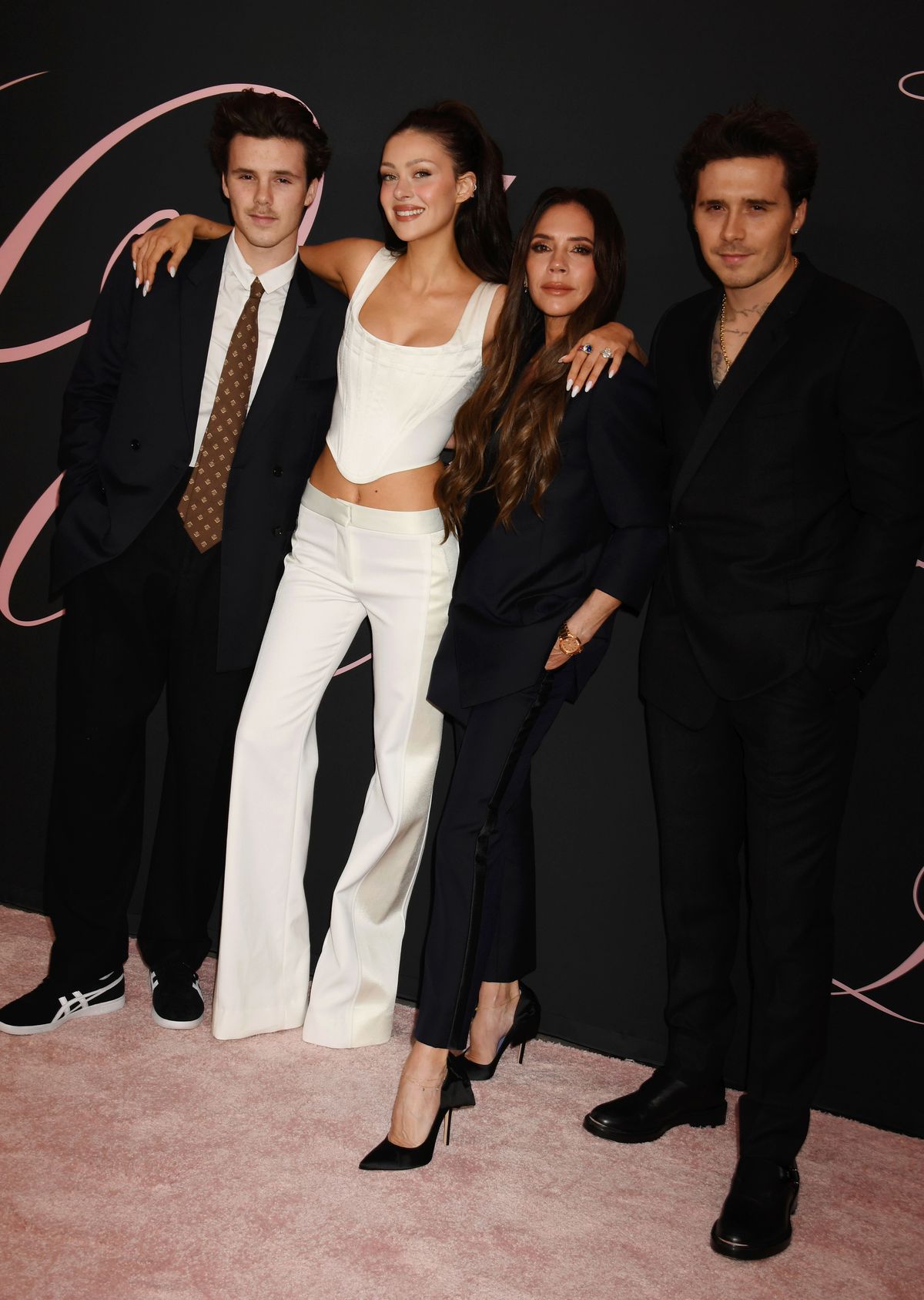 Victoria Beckham és Nicola Peltz próbálnak úgy tenni, mintha minden rendben lenne köztük