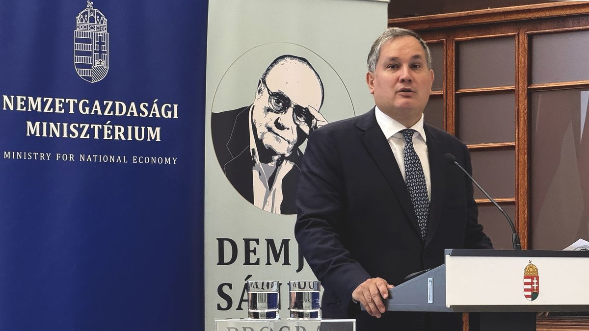 „Háborúellenes költségvetést” nyújtott be Nagy Márton az Országgyűlésnek
