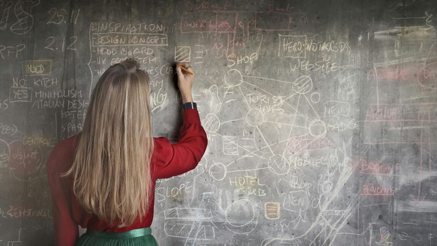 Melyik híres matematikus írta tele a falakat és ablakokat képletekkel, mert papírra már nem fért több?