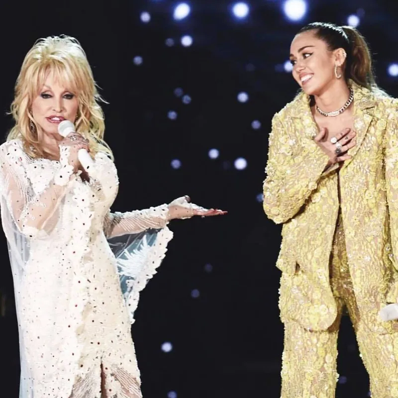 Miley Cyrus épp Dolly Parton-nal énekelt, amikor megrepedt az egyik petefészek cisztája