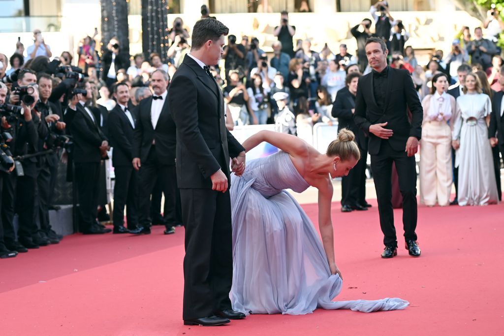 Hatalmas visszatérés és dekoltázsba eső fülbevaló Cannes-ban – Galéria
