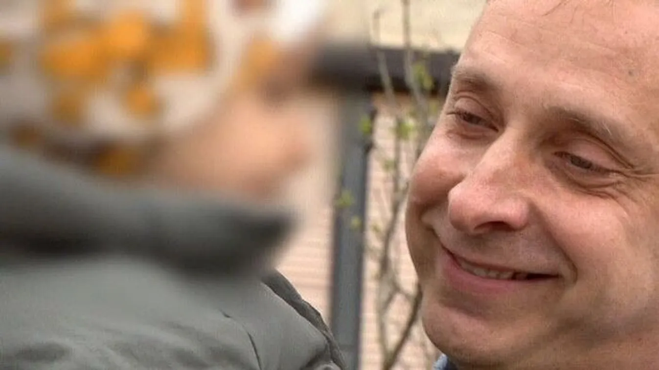 Békésen kapál a kertjében és a kamerák előtt találkozik fiával a móri mészárlásért ártatlanul elítélt Kaiser Ede
