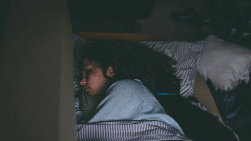 Melyik híres tudós aludt naponta többször, de csak 20-30 percet egy-egy alkalommal, hogy így próbálja maximalizálni az ébren töltött órákat?