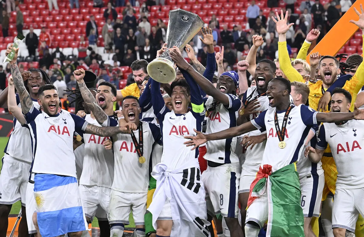 Szon Hungmin, a Tottenham csapatkapitánya érem nélkül, viszont az Európa-liga trófeájával a Manchester United legyőzése után