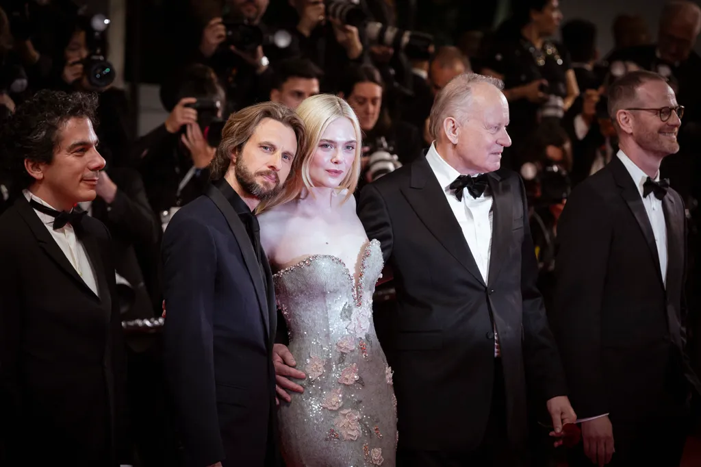 Elle Fanning, Anders Danielsen Lie, Stellan Skarsgård, Joachim Trier - Montée des marches du film « Affeksjonsverdi (Sentimental Value) » lors du 78ème Festival International du Film de Cannes, au Palais des Festivals à Cannes le 21 mai 2025 © Olivier Bor