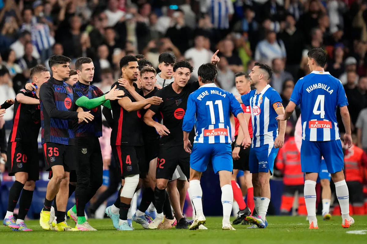 A Barcelona és Espanyol játékosai a pályán többször egymásnak estek