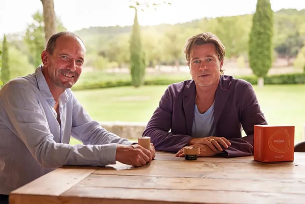 Brad Pitt a termékcsaládja egyik készítőjével