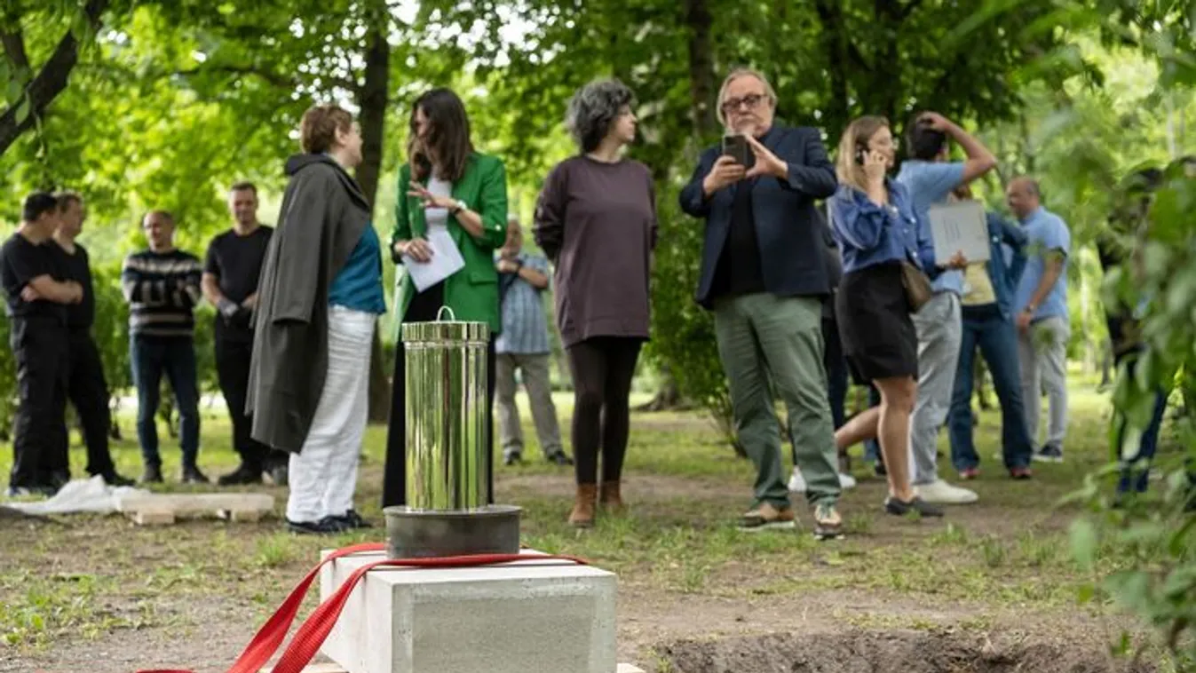 Jövőben élő embereknek üzentek a Városligetben