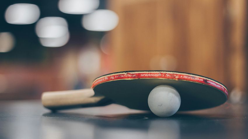 Egy pingpongütő és egy labda együtt 110 forintba kerül. Az ütő 100 forinttal drágább, mint a labda. Mennyibe kerül a labda?