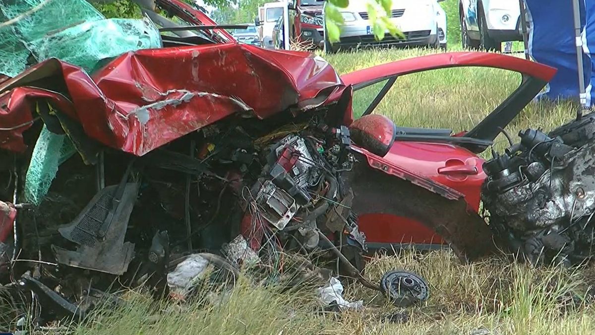 Még a motor is kiszakad a kocsiból: esély sem volt túlélni a békési balesetet