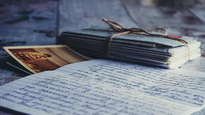 Ki írt leveleket úgy, hogy minden szó közt pontosvesszőt használt? Mindezt a saját, egyedi nyelvtana szerint.