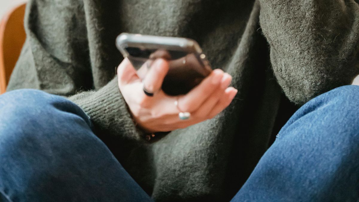 „Véletlenül beleolvastam a férjem telefonjába, és rájöttem, az egész életünk egy hazugság”