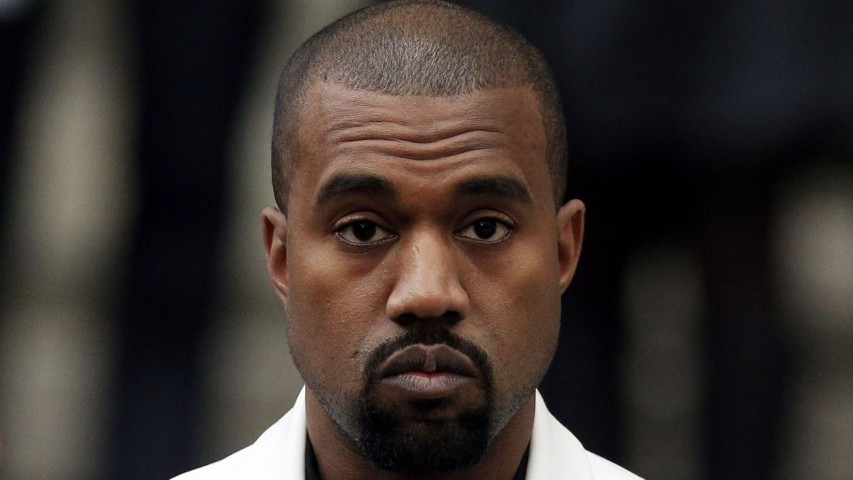 "Nem fogsz centiket levenni a f*rkamról" – ismét áll a bál, két perc után viharzott ki egy interjúról Kanye West