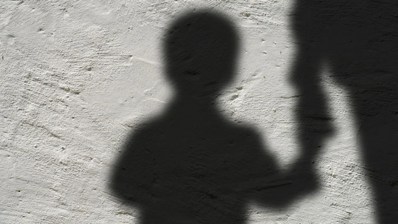Egy 7 éves kisfiú, fájdalmak közepette halt meg, miután a szülei büntetésként egy borzalmas anyagot erőltettek le a torkán