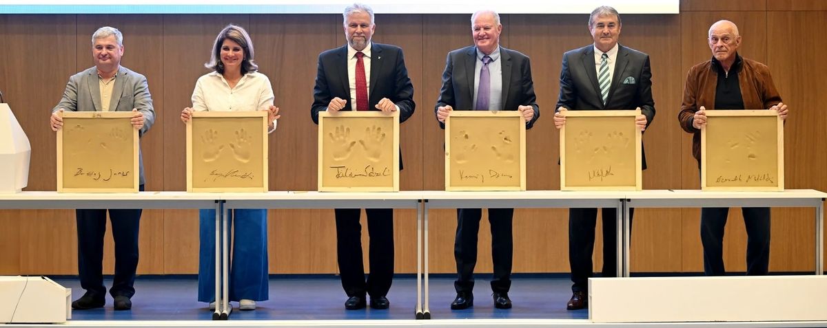 Egerszegi Krisztina és még öt legendás magyar sportoló kézlenyomatát örökítették meg