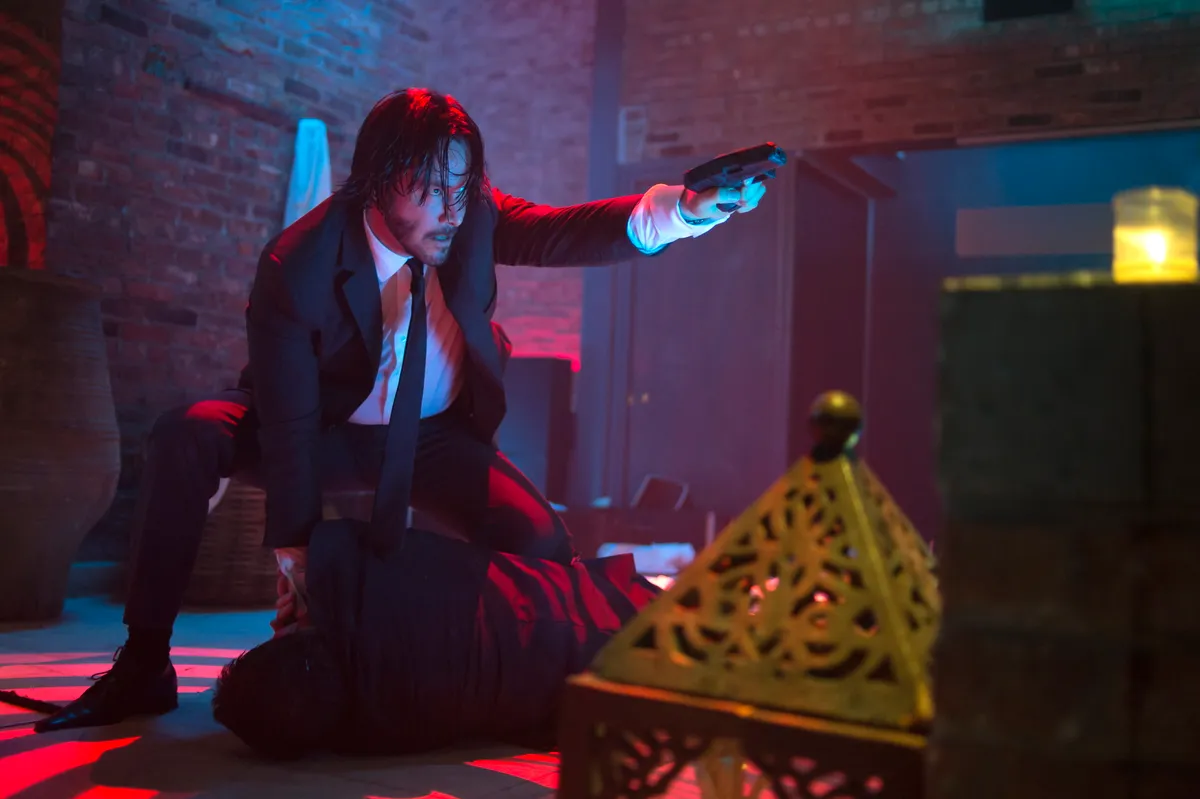 Keanu Reeves John Wick szerepében is vállalt rizikós mutatványokat a franchise negyedik részében (Fotó: Lionsgate)