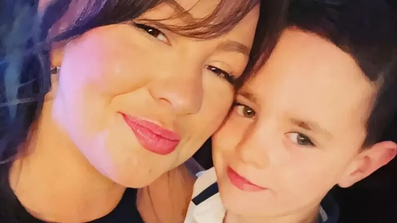Szívszaggató: kisfiát ölelve várja a halált az édesanya