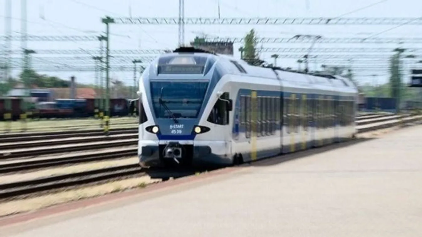 Óriási késések a székesfehérvári vonalon: utasokkal a fedélzeten csapódott kamionba a vonat