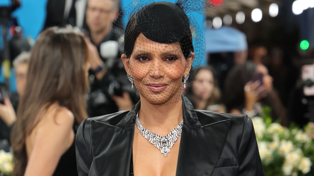 Halle Berry közel 59 évesen is bombázó: bugyi nélkül vonult a Met-gálán