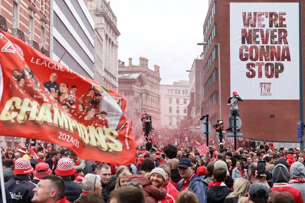 Így ünnepelnek Szoboszlai Dominikék a liverpooli utcákon