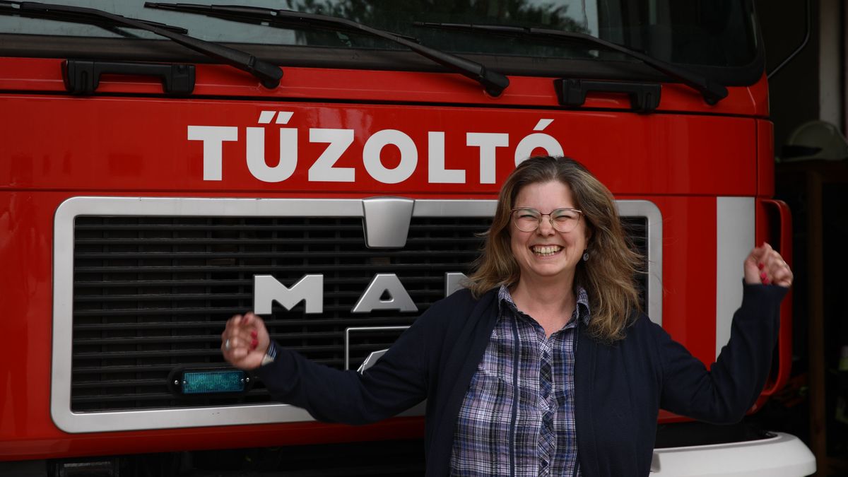 Az ország egyetlen női tűzoltóautó-vezetője Kovács Renáta!