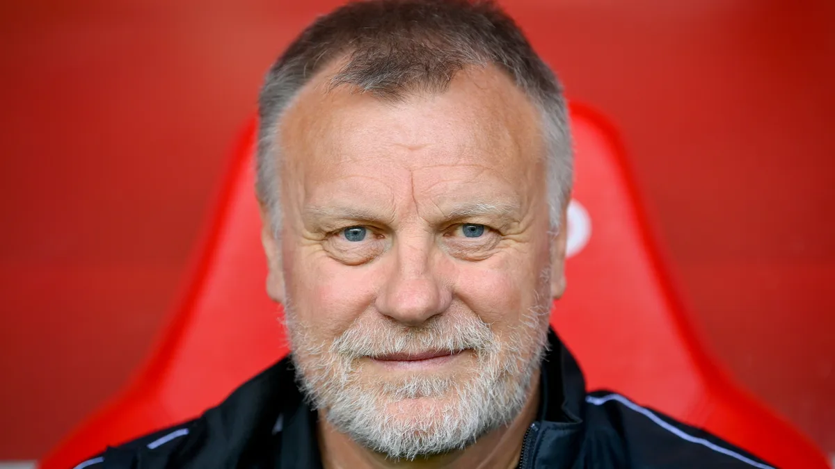 Bognár György, a Paks vezetőedzője a díjat Marco Rossitól vehette át