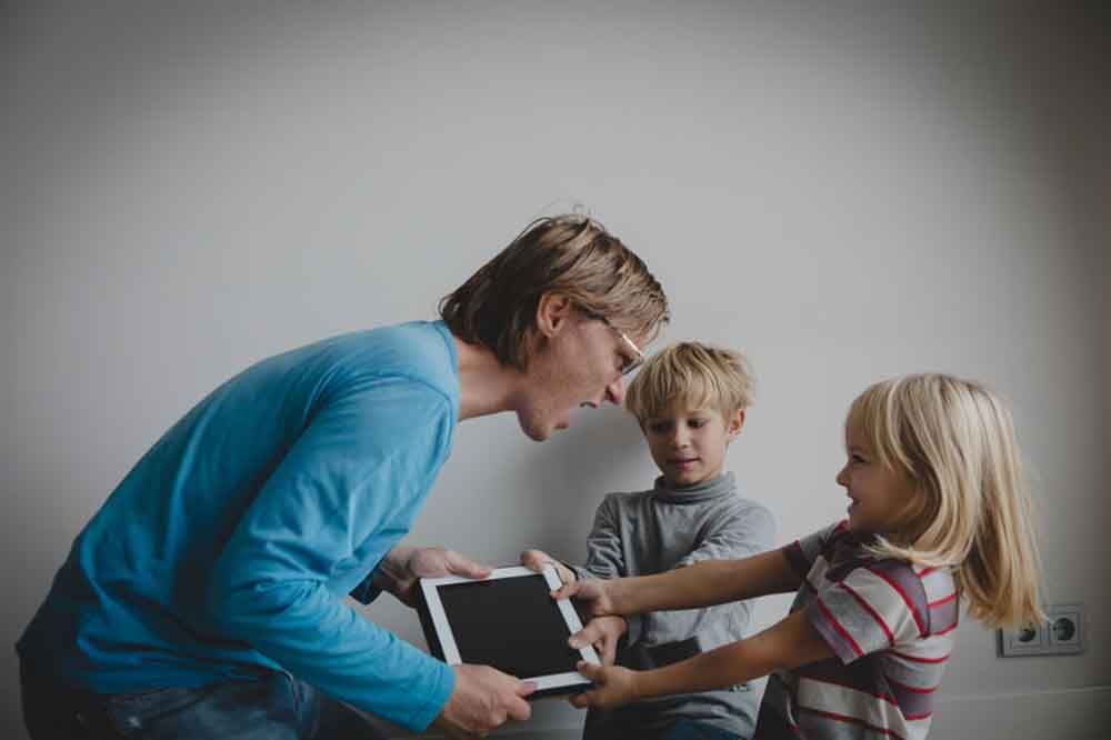 gyerek, anya, internet, tablet, veszekedés