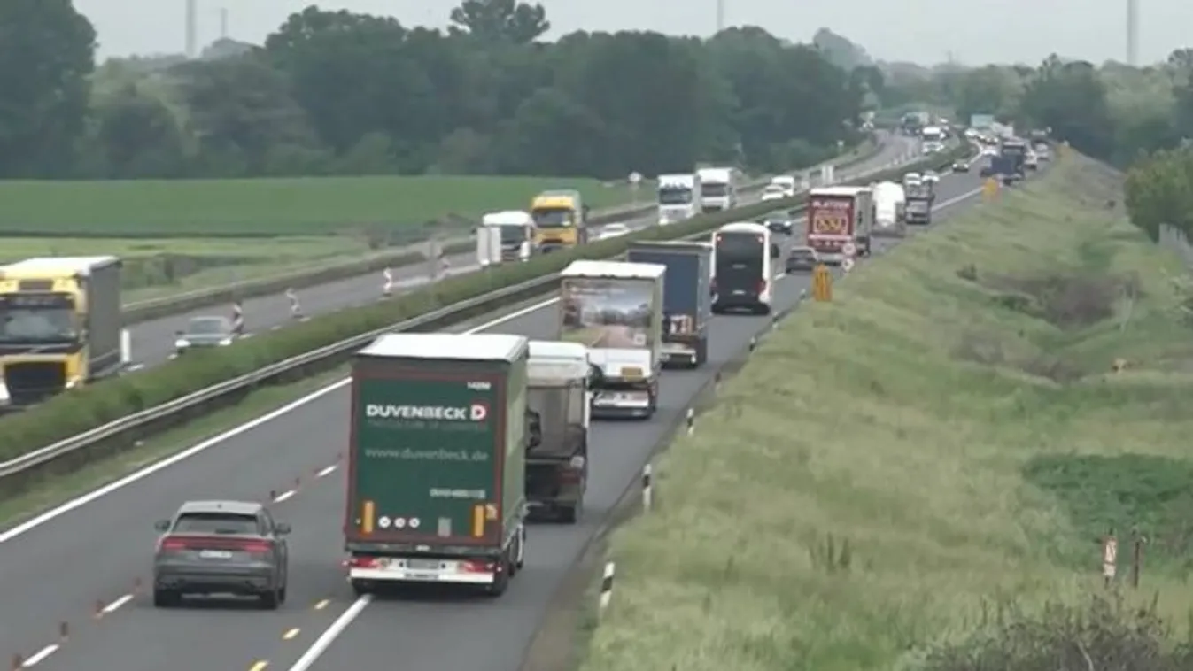 Csoda az M1-esen: fékezés nélkül csapódott kamionba a sofőr, élve húzták ki a roncsokból