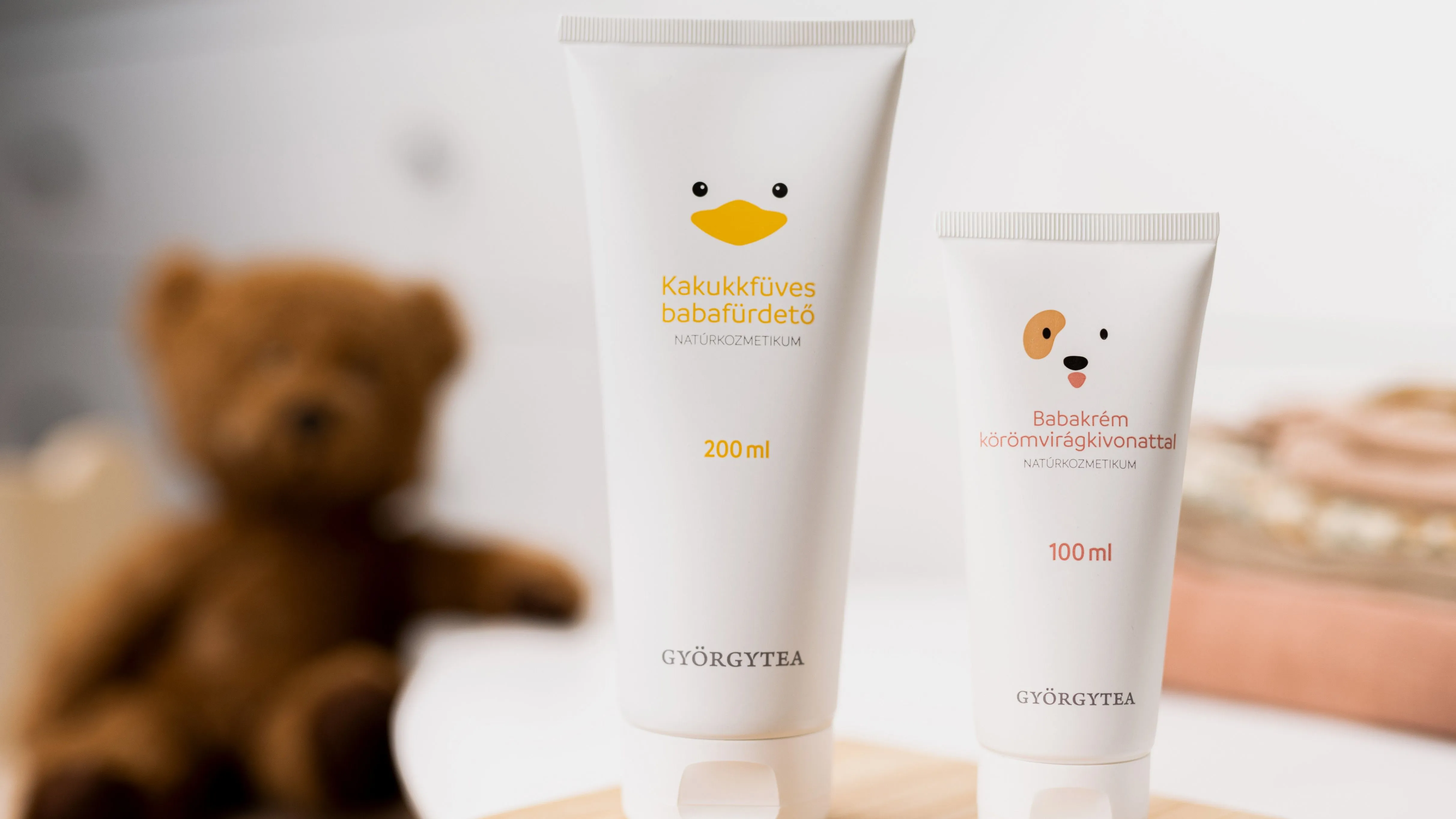 Új babafürdetővel és babakrémmel kényeztethetjük a piciket
