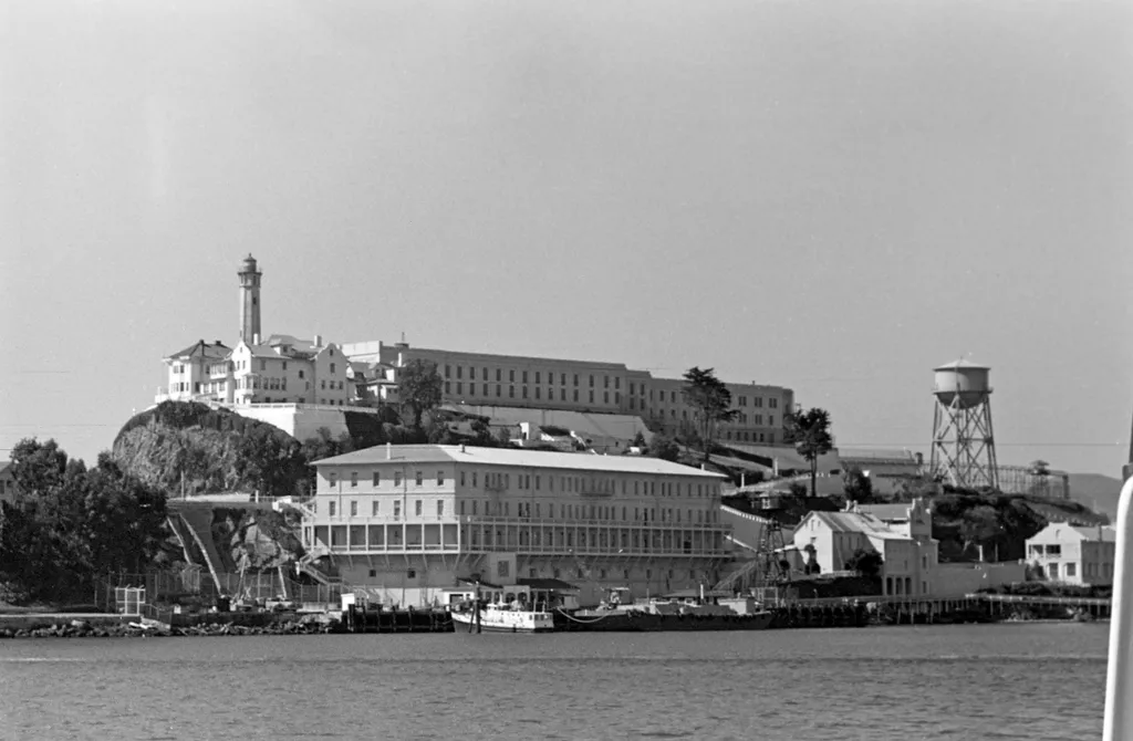 September 01, 1962, Kalifornien, USA: Blick auf die Gefï¿½ngnisinsel Alcatraz im Jahr vor der Schlieï¿½ung der Anstalt, im Vordergrund der Kai und das Wohngebï¿½ude 64 fï¿½r Gefï¿½ngniswï¿½rter und ihre Familien, rechts daneben der Wï¿½rterturm, das Wohnh