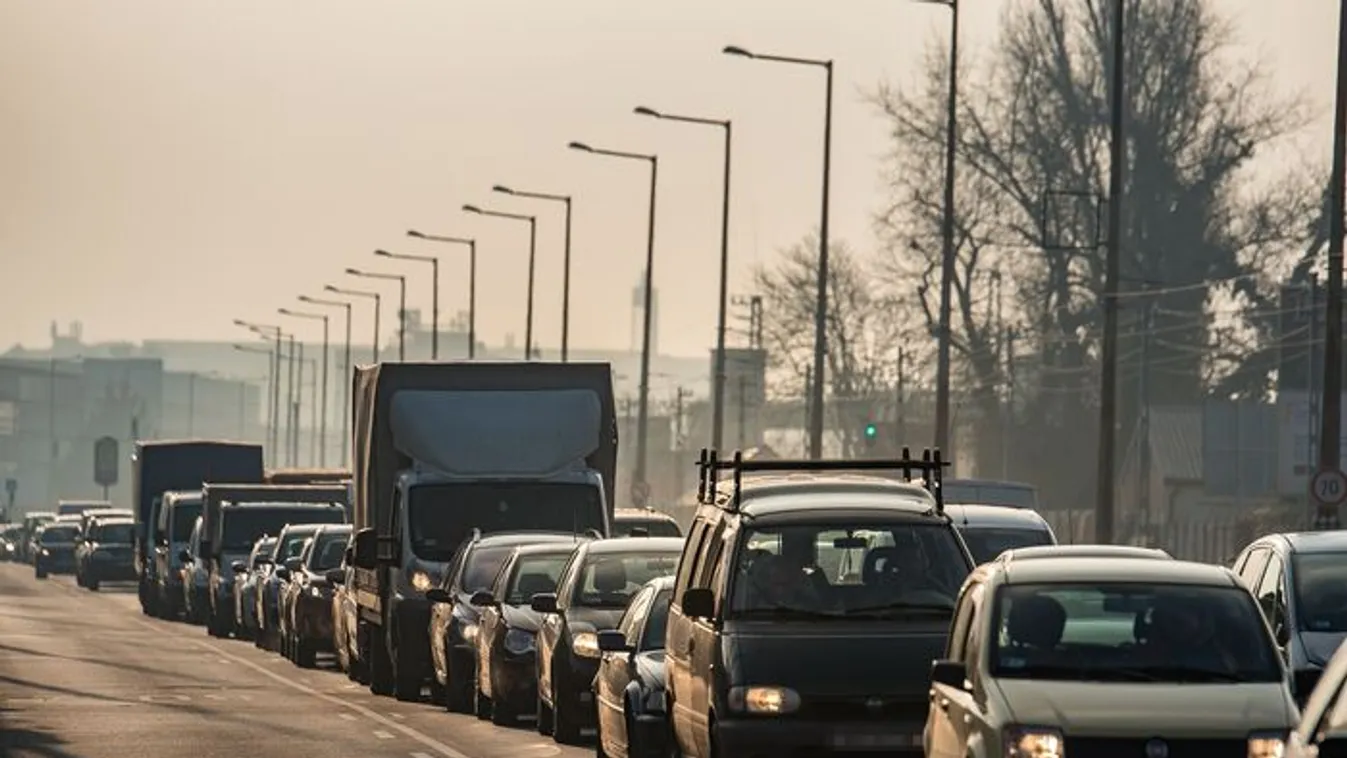Kilométeres a torlódás a Balaton fele: tömegkarambol az M7-esen