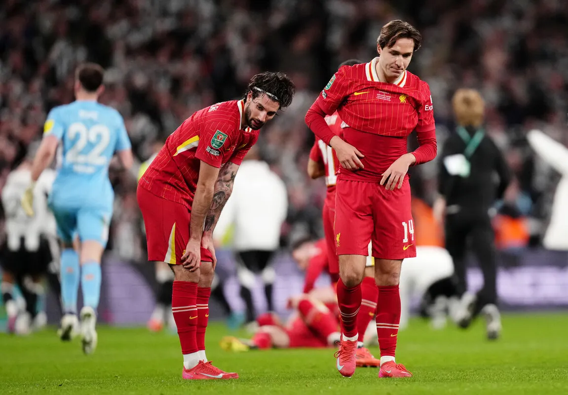 Szoboszlai (balra) szokás szerint, Chiesa kivételesen kezdő a Liverpoolban