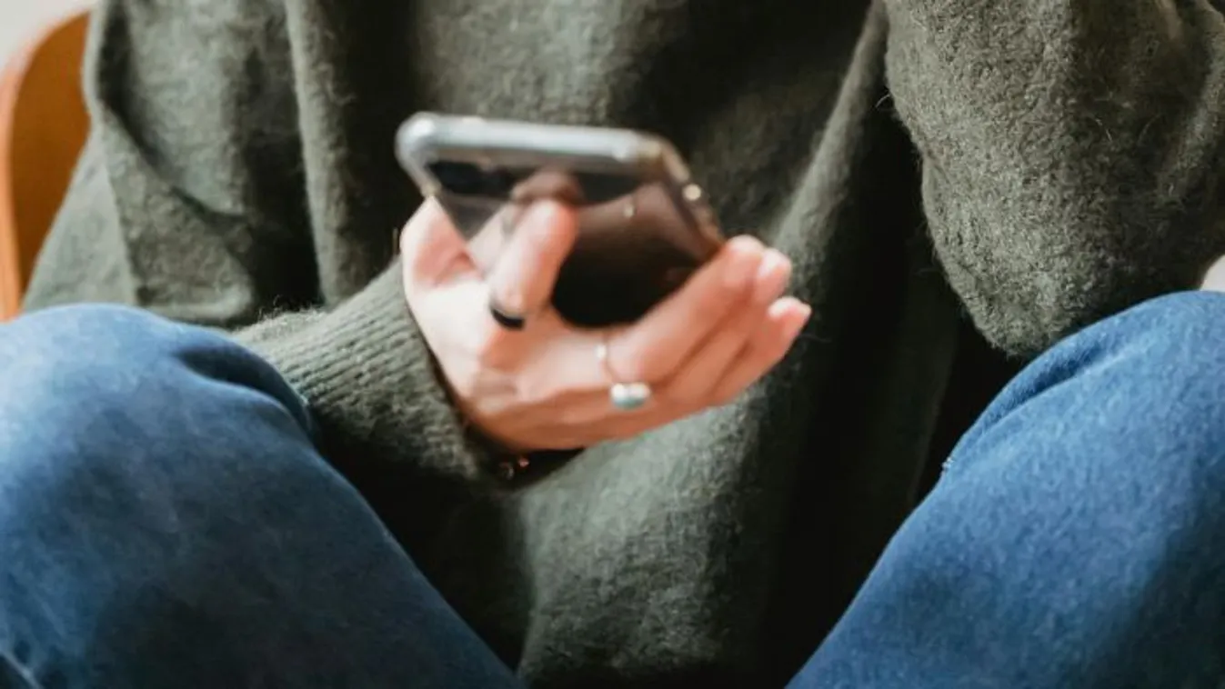 „Véletlenül beleolvastam a férjem telefonjába, és rájöttem, az egész életünk egy hazugság”