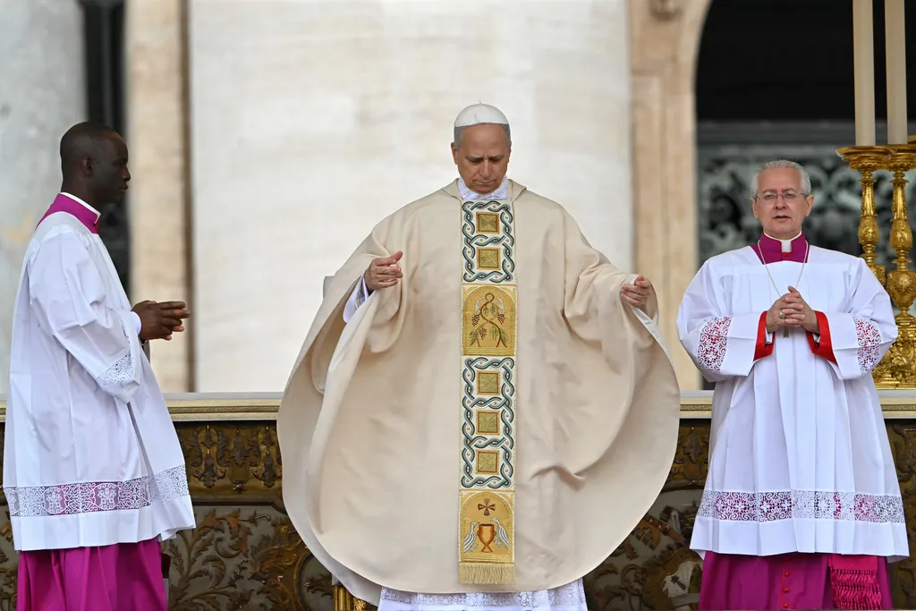 XIV. Leó pápa szentmisét celebrál pápasága kezdetén a Vatikánban, a Szent Péter téren, 2025. május 18-án.
Alberto PIZZOLI / AFP