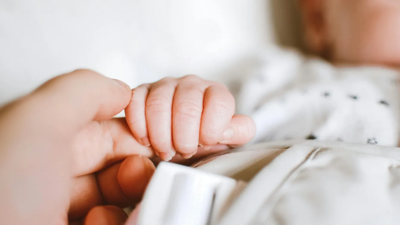Fényes nappal akartak elrabolni az anyja mellől egy kisbabát Miskolcon