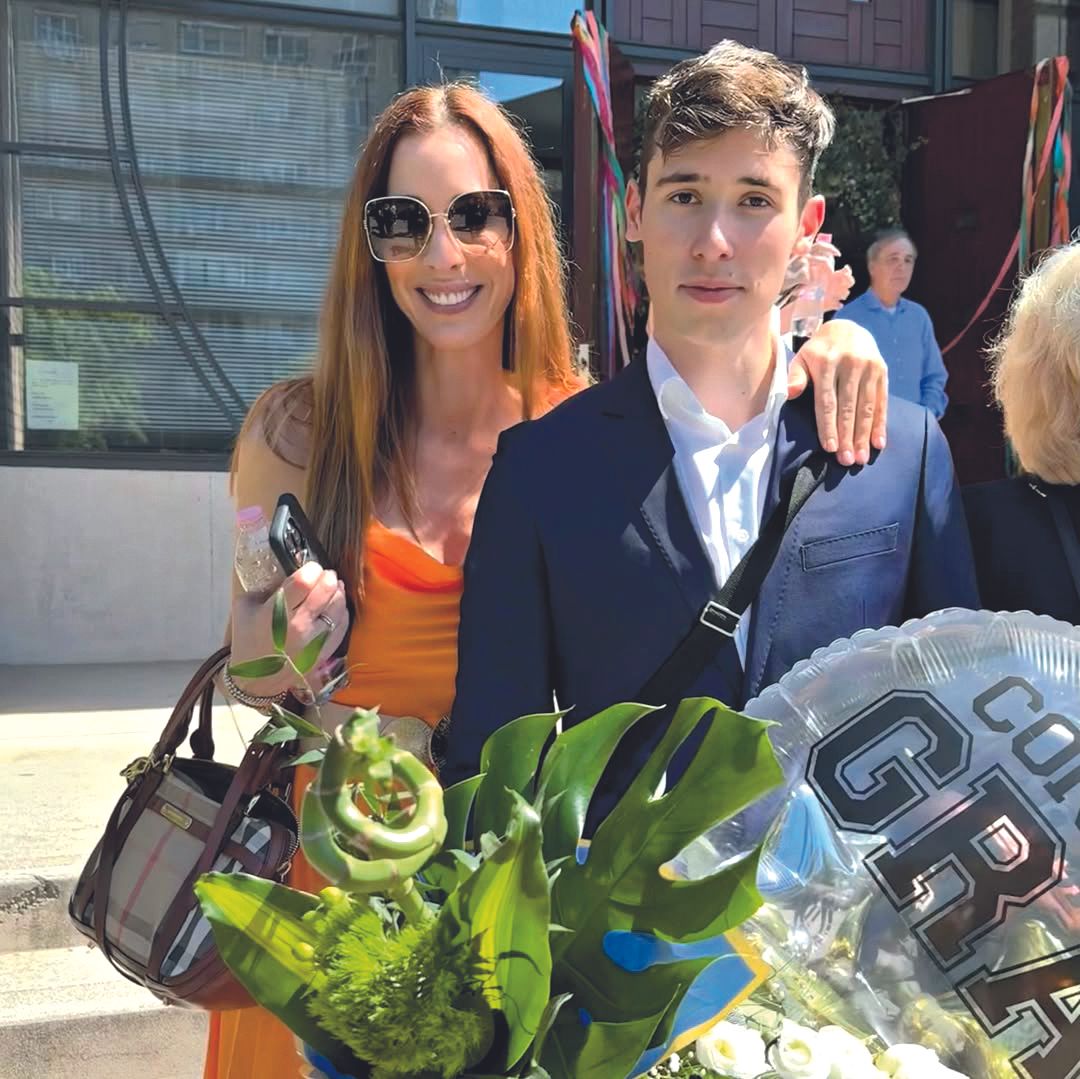 Demcsák Zsuzsa és fia Benedek a ballagáson