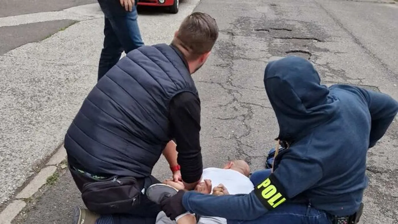 A kocsijából rángatták ki a dílert a rendőrök: a debreceni panel lakói csak bámultak